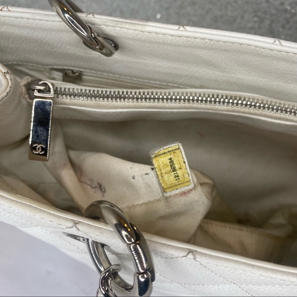 ❤️Sold Caviar Quilted Grand Shopping Tote GST White - Picture 13 of 15